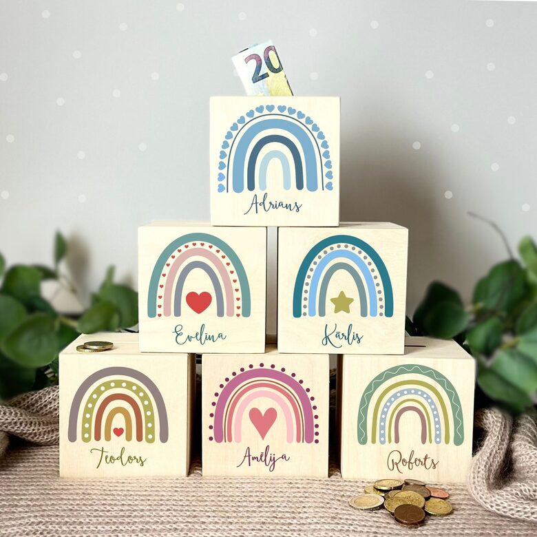 Spardose aus Holz mit Regenbogen-Motiv