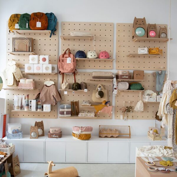 Pegboards im Interieur von Kinderkonzeptläden