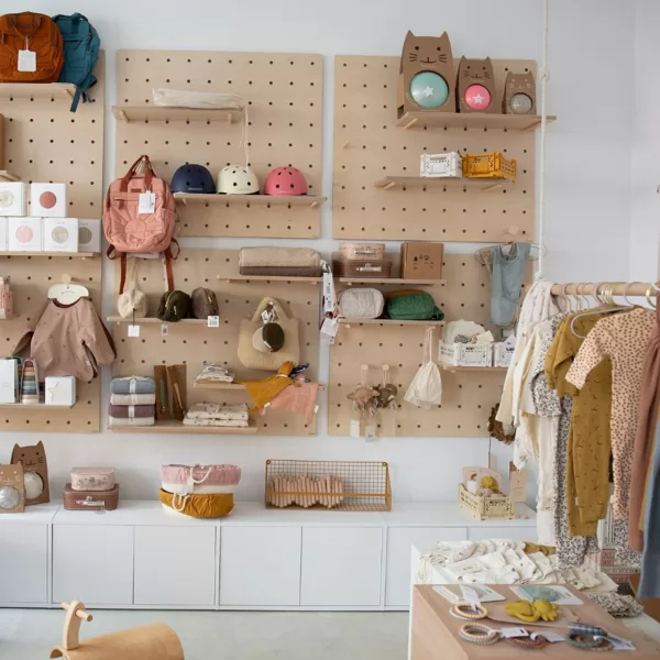 Pegboards- bērnu preču konceptveikala interjerā