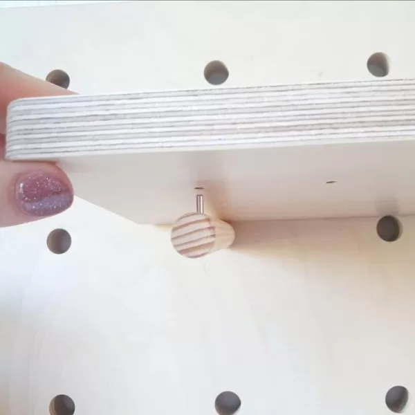 Plaukti stiprinās droši. Materiāls viegli kopjams. 